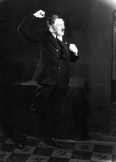 Adolf+Hitler+Posing+to+a+Recording+of+His+Own+Speeches+1925+14