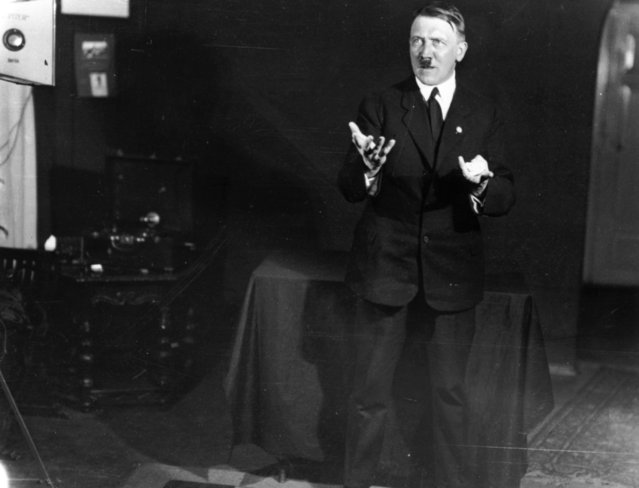 Adolf+Hitler+Posing+to+a+Recording+of+His+Own+Speeches+1925+2
