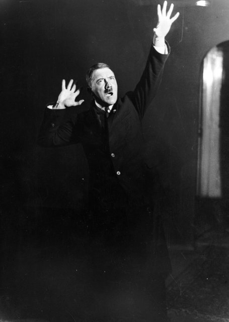 Adolf+Hitler+Posing+to+a+Recording+of+His+Own+Speeches+1925+8