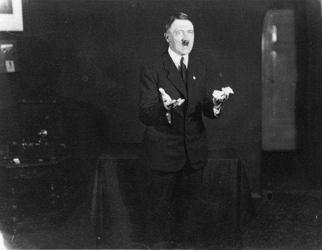 Adolf+Hitler+Posing+to+a+Recording+of+His+Own+Speeches+1925+9