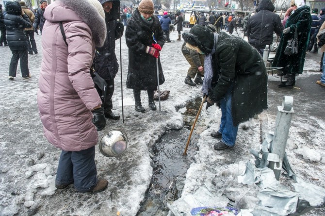 Ukraine Handmade Weapons - Women too clear up