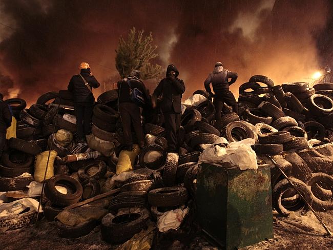 Ukraine - Riots - News - Wall of tyres 2