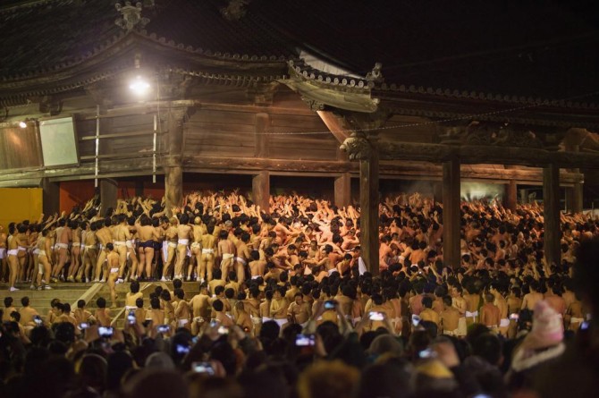 Hadaka Matsuri - Japanese Naked Festival - Crowd