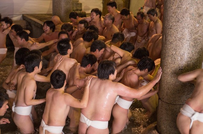 Hadaka Matsuri - Japanese Naked Festival - purify in fountain