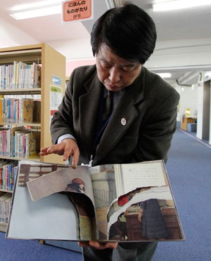 Weird News Week - Anne Frank Tokyo library 2