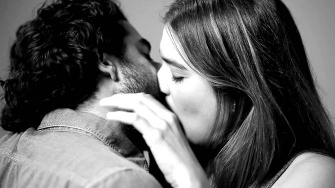 20 Strangers Kiss For First Time