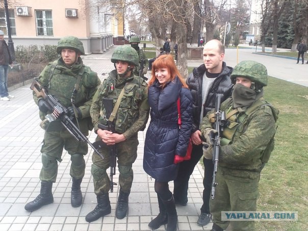 Crimea - Ukraine - Russia - Troops welcomed 2