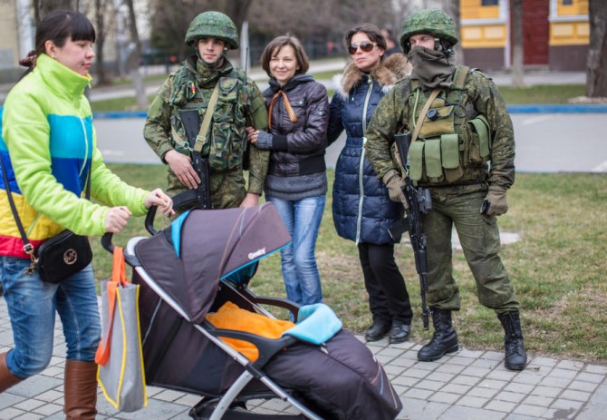 Crimea - Ukraine - Russia - Troops welcomed