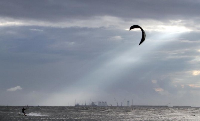 Darwin Awards - kite-boarder
