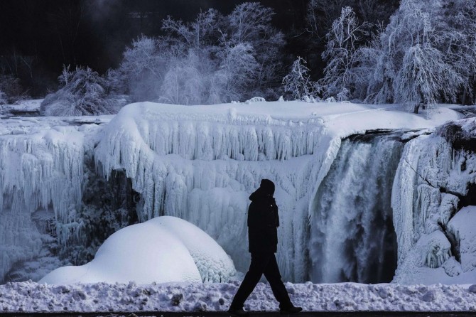 Niagara Falls Frozen - man