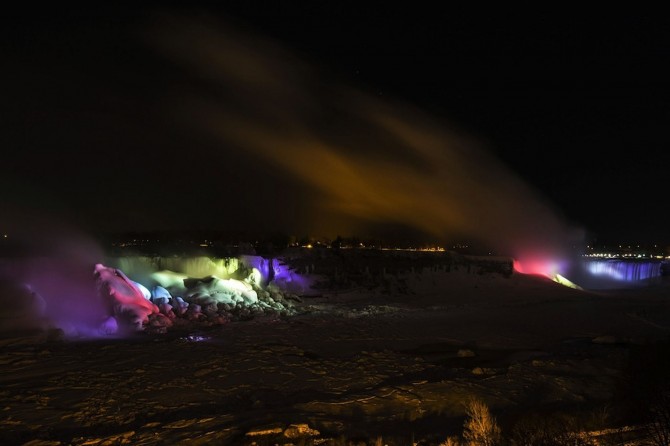 Niagara Falls Frozen - mist