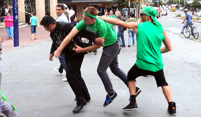 Complete with human fight public shake. Street Fighting man. Люди дерутся стоковые фото.