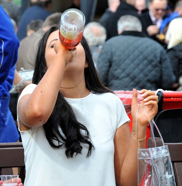 AINTREE 2014 - FIRDAY DAY 2 - LADIES DAY04042014