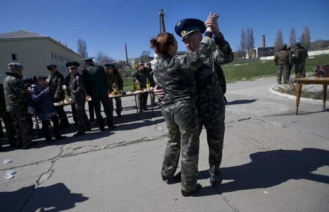 Awesome Photos From Russia - ukrainian wedding on military base