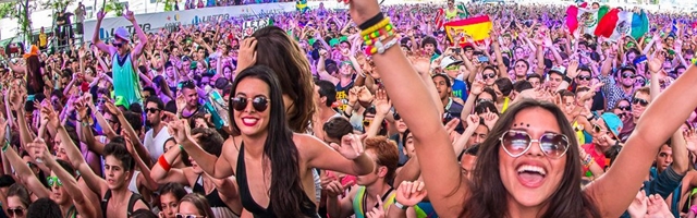 Back 2 Back DJ rules crowd goes wild