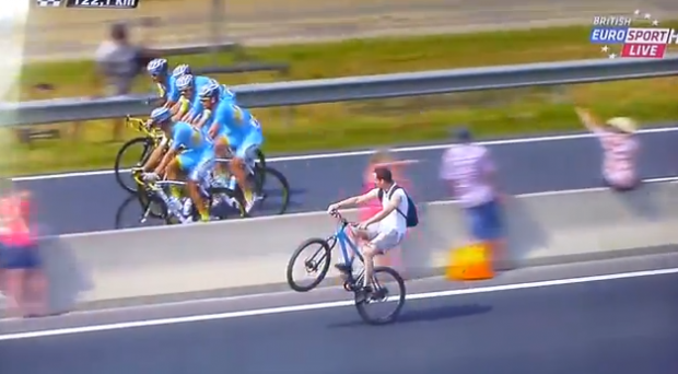 Guy Trolls The Tour De France By Pulling A Wheelie ...