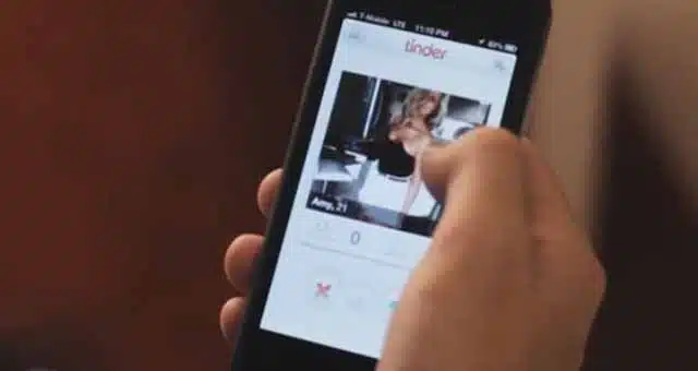 Guy Tells Amazingly Messed Up, Hilarious Story About Tinder Hook Up