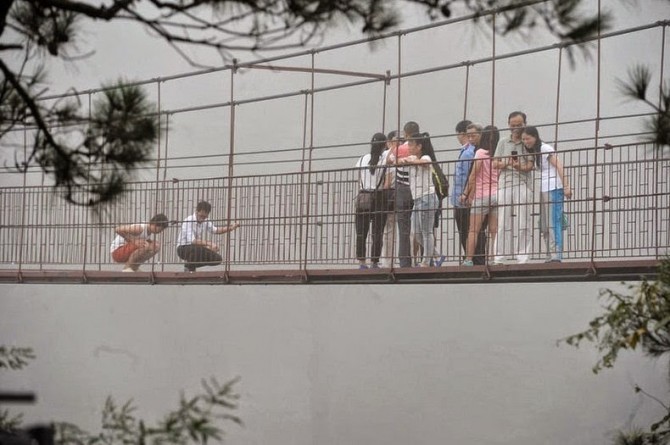 China - glass-bottomed suspension bridge - dont look down