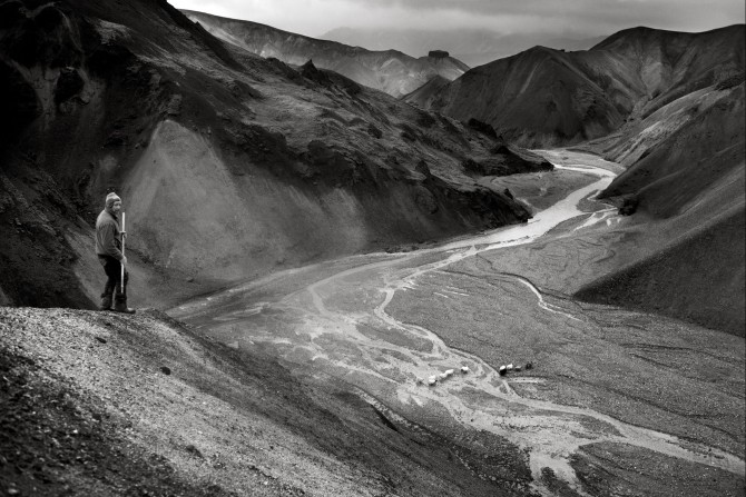 Ragnar Axelsson RAX - long walk home