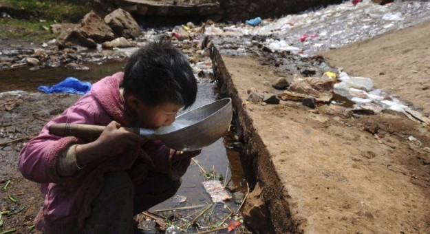 China Pollution Images - child in dirt 2
