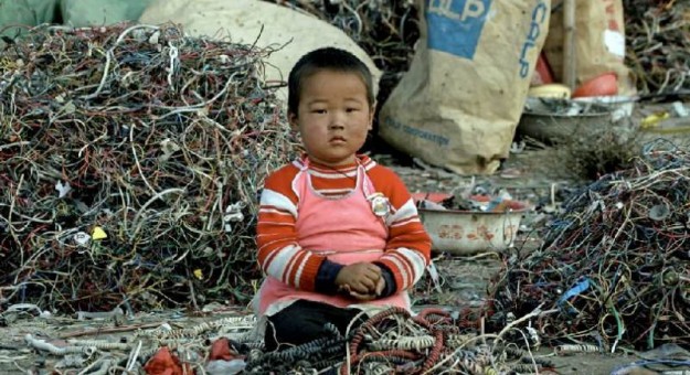 China Pollution Images - child in dirt