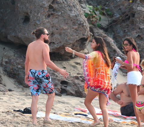 PREMIUM EXCLUSIVE Leonardo DiCaprio partying on the beach for New Year