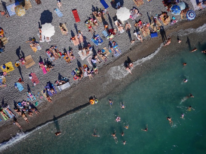 Best Drone Photos - Russian beachgoers in Abkhazia