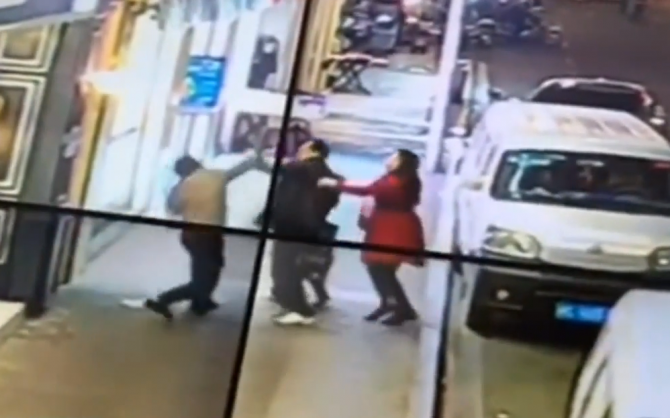 Mentally Ill Chinese Man Stabbing People Face