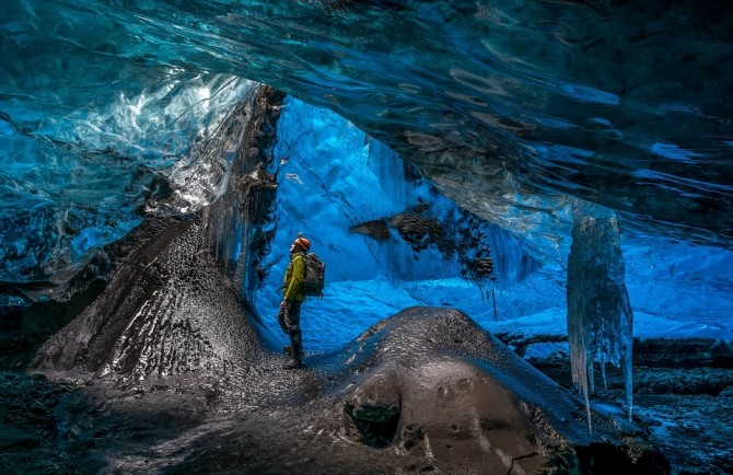 Inside Vatnajokull glacier - Dangle Ice