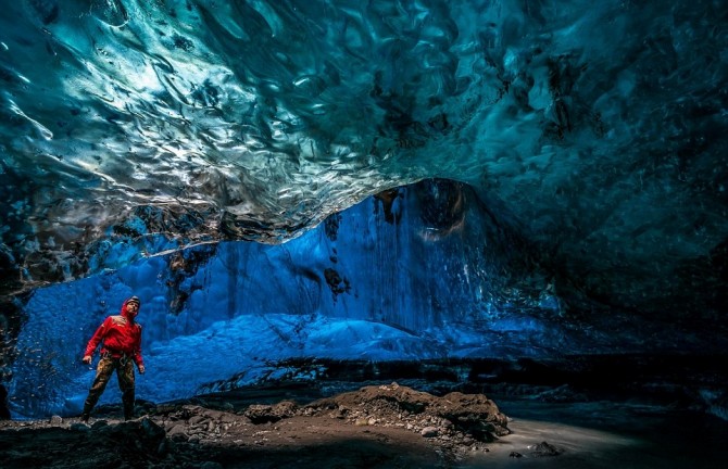 Inside Vatnajokull glacier - Tunnel