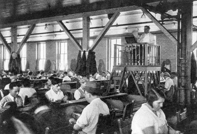 Jobs That No Longer Exist - Lector Who Entertained Factory Workers 2