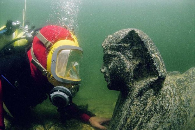 Franck Goddio - Statue and Diver