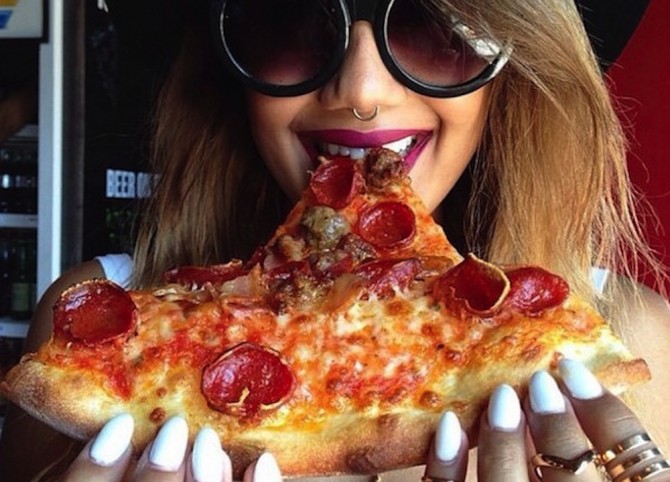 Hot Girls Eating Pizza Featured