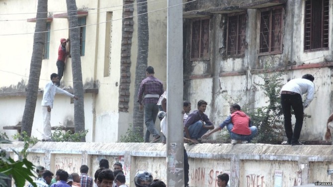 India Students Cheat Bihar Exam Building - Sneak Peak