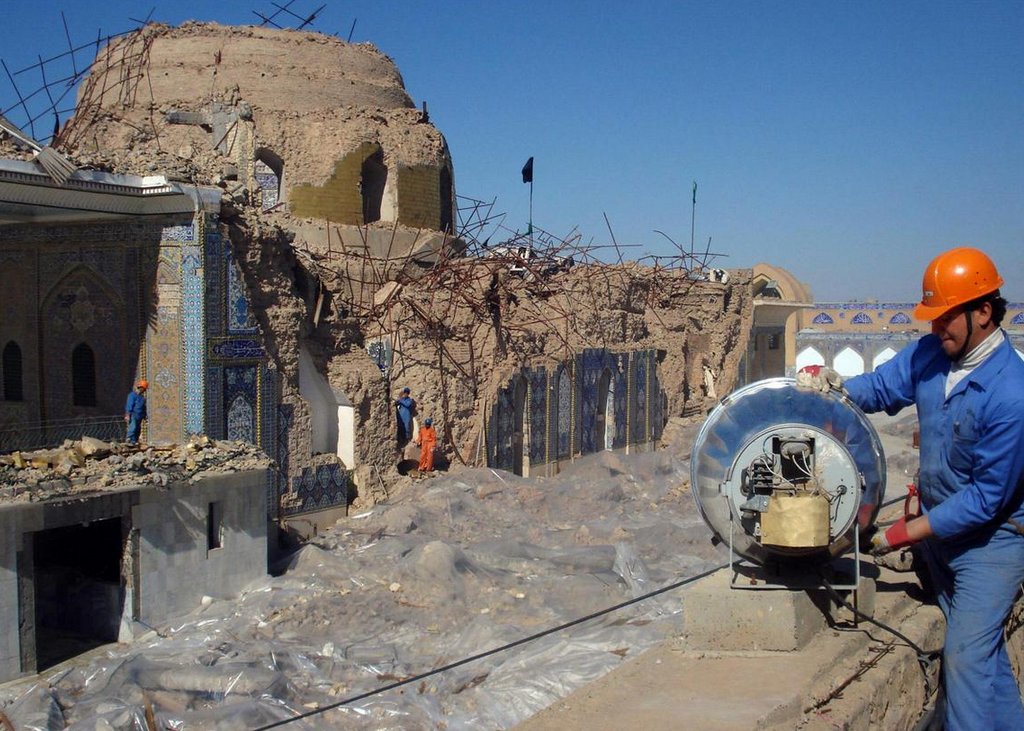 Iraq War In Pictures - Rebuilding Mosque
