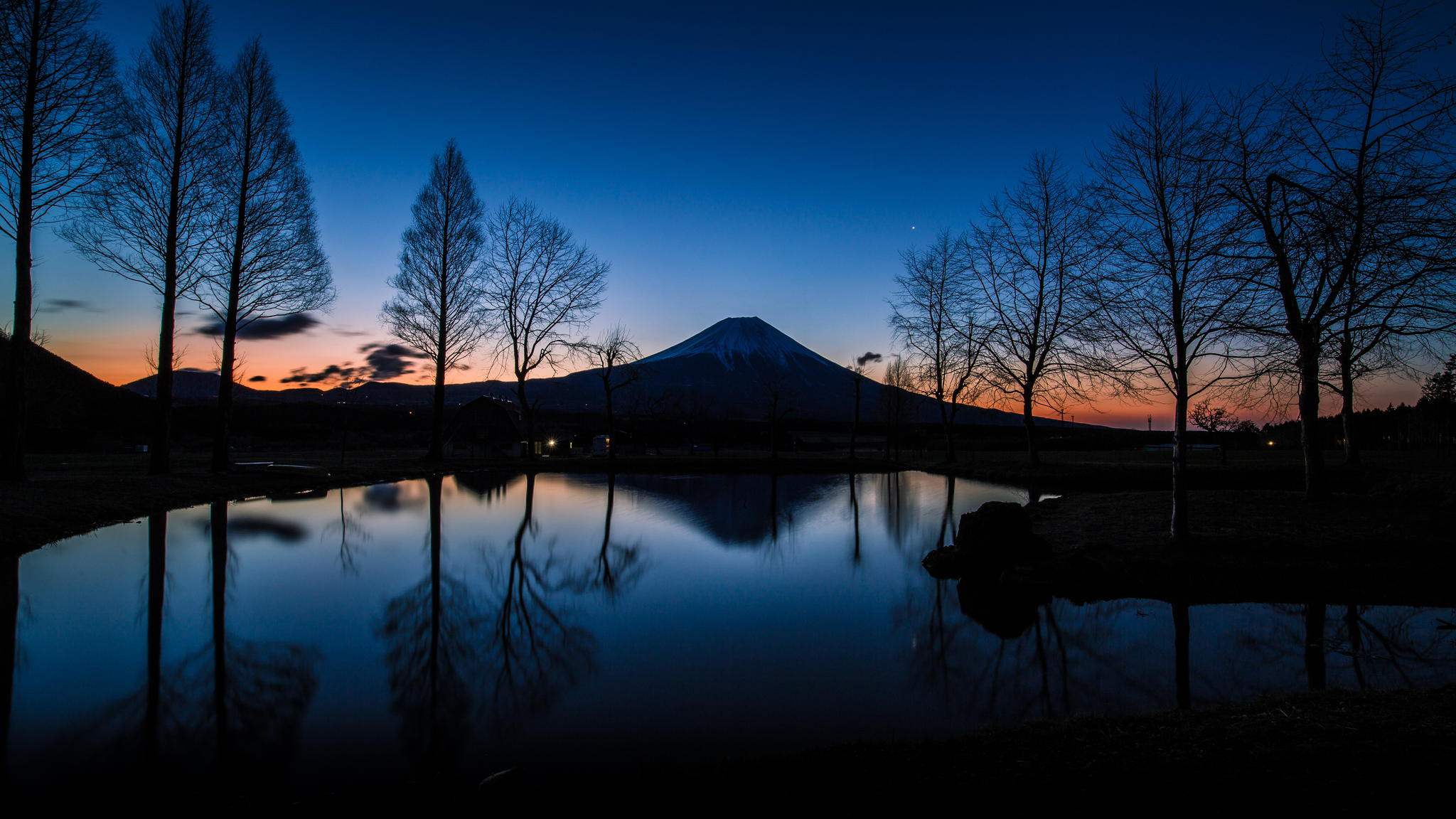 Hidenobu Suzuki - Fuji by night
