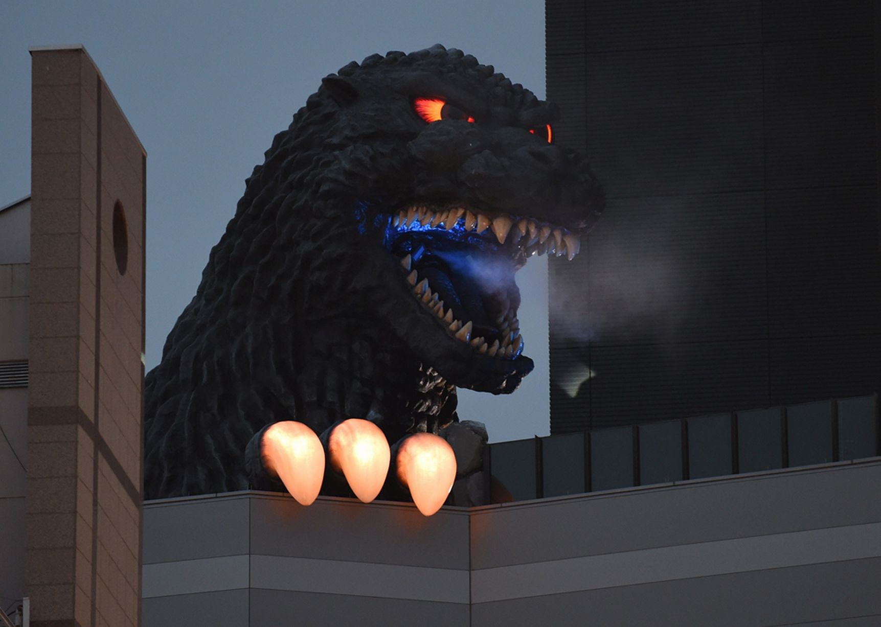 Hotel Gracery - Godzilla - Shinjuku - Head Breathing Smoke