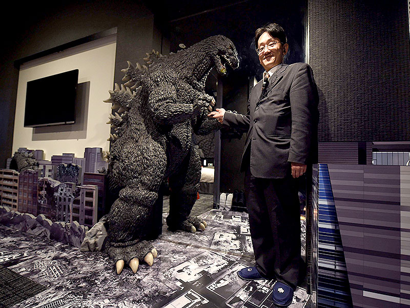 Hotel Gracery - Godzilla - Shinjuku - Hotel Clerk
