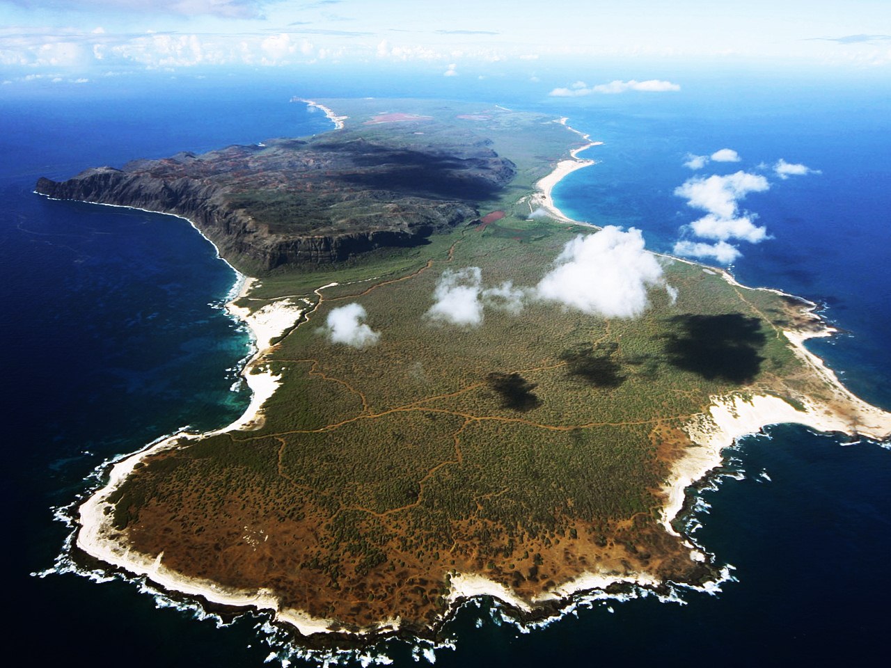10 мест где. Остров Ниихау на Гавайях. Остров Ниихау семья Робинсон. Запретный остров Ниихау. Остров Нихао на Гавайях.