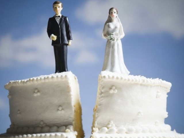 Bridge And Groom Wedding Cake