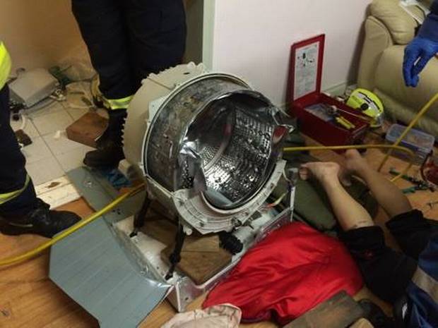 Man Trapped Washing Machine 4