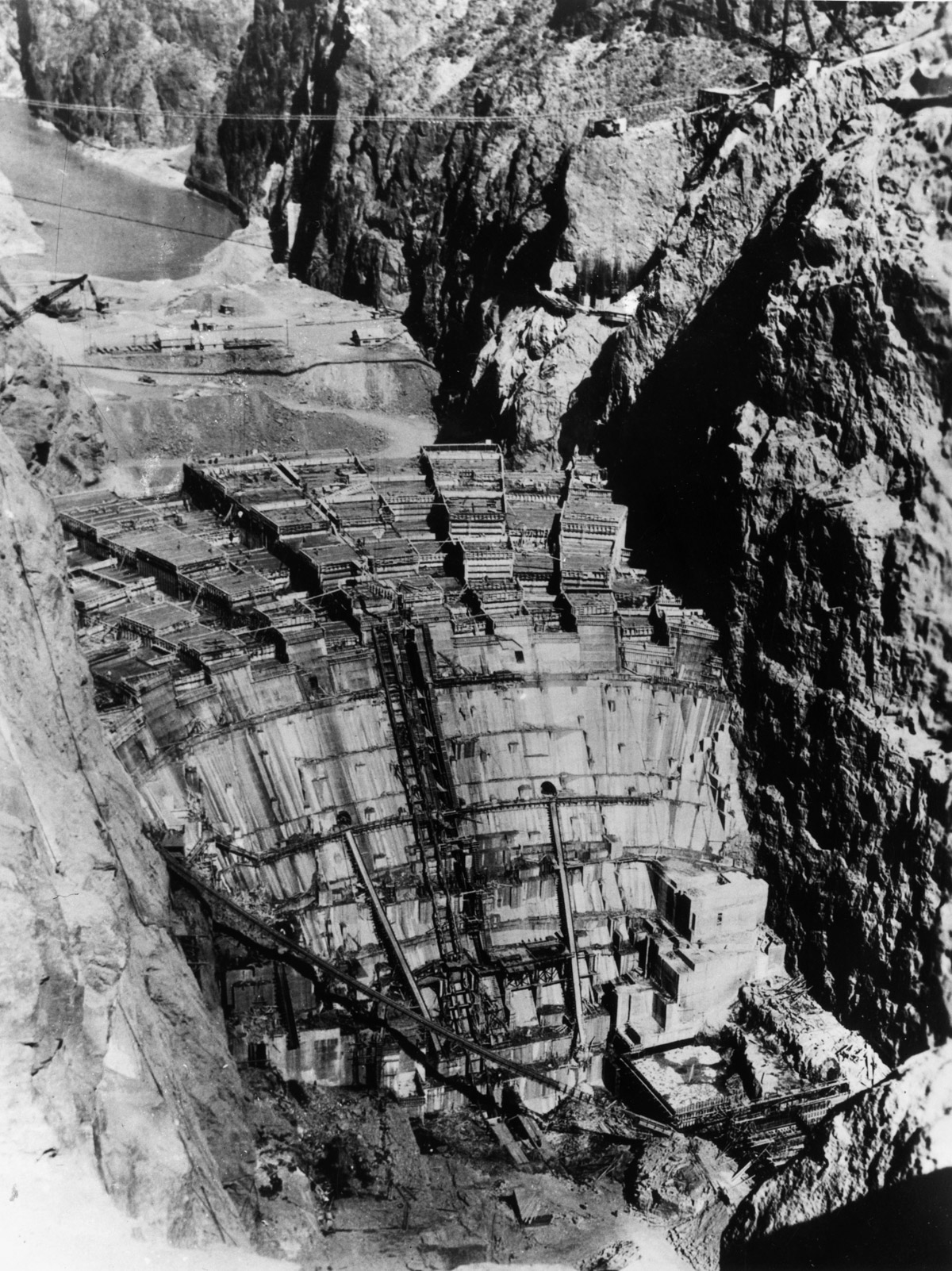 circa 1936: The Boulder Dam on the Colorado River under construction. A cable railway runs over it. (Photo by General Photographic Agency/Getty Images)