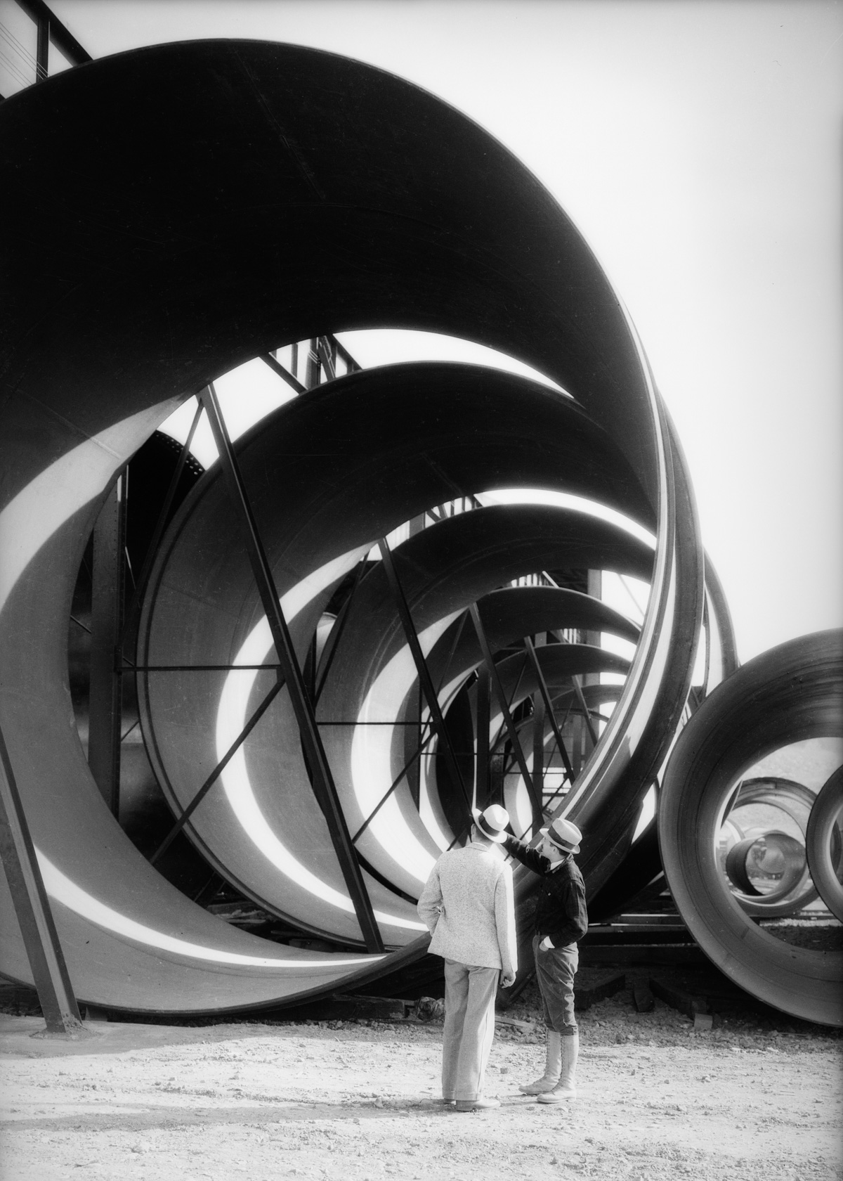 1934 --- Two men looking at huge pipes for the Hoover Dam dw-1934-412-08-67~08 --- Image by © Dick Whittington Studio/Corbis