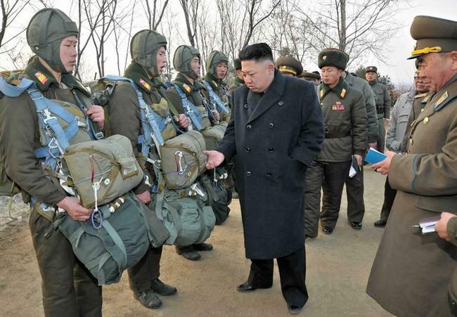 Kim Jong Un Looking At Things - Bag