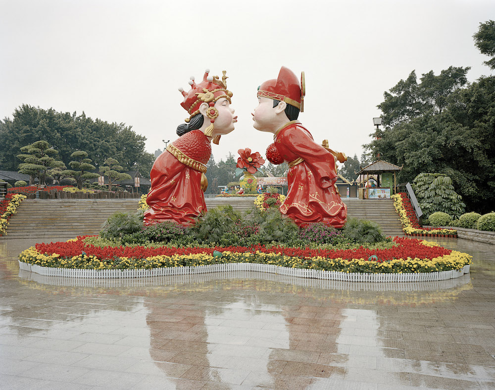 Stefano Cerio - Hibernating Parks - Kissing Statues