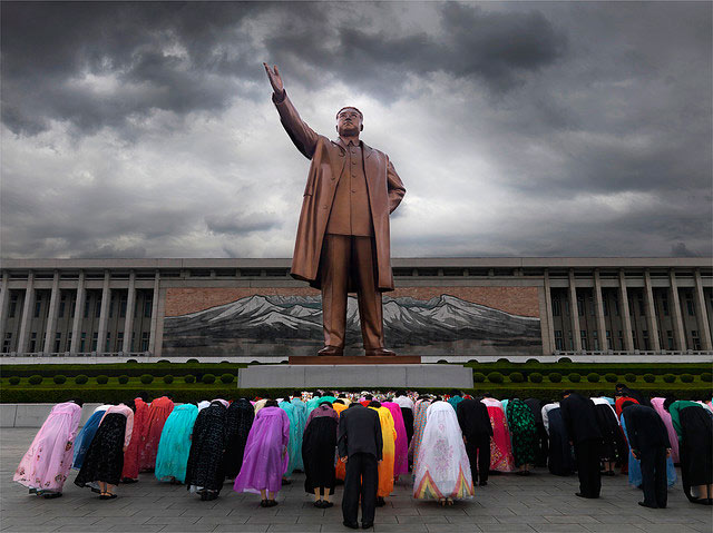 Eric Lafforgue - North Korea - Bowing To Idol