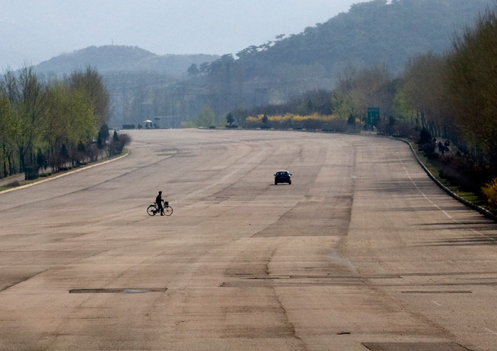 Eric Lafforgue - North Korea - Empty Roads