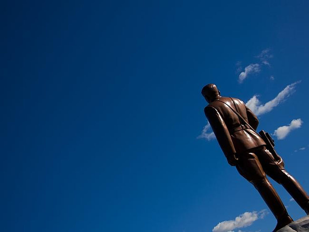 Eric Lafforgue - North Korea - Sleeping Statue