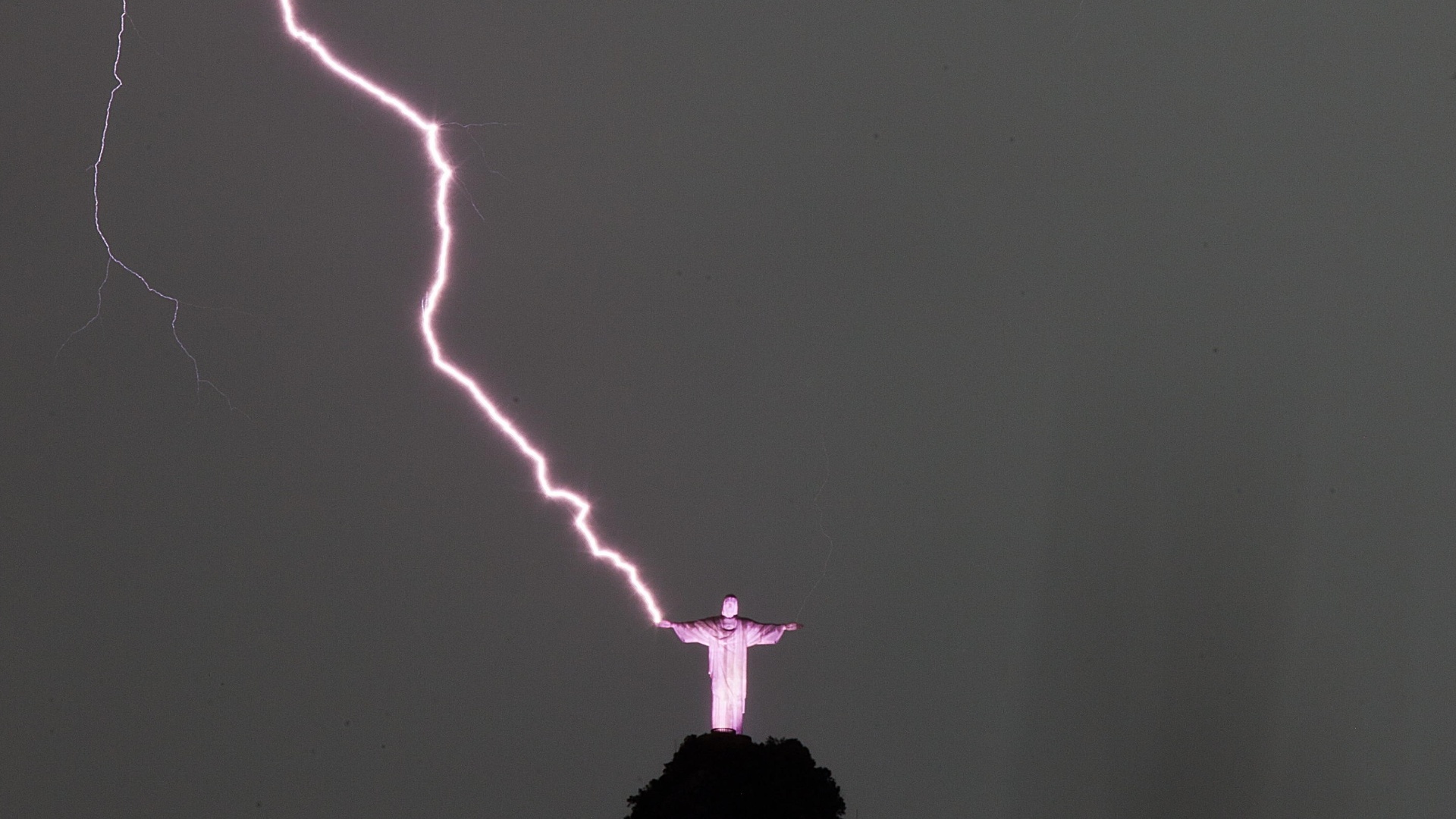 Молния снизу вверх. Статуя Христа-Искупителя Бразилия молния. Молния в землю.