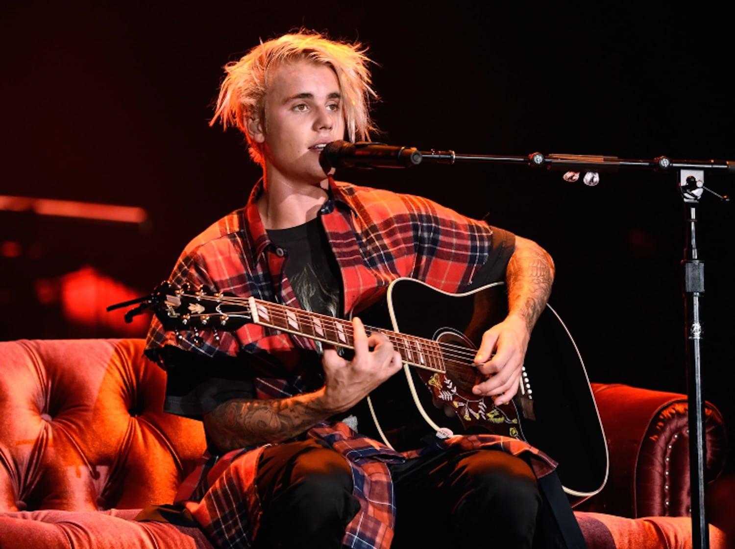 Justin Bieber Fans Are Paying $2000 For A Meet And Greet With A Cardboard Cutout